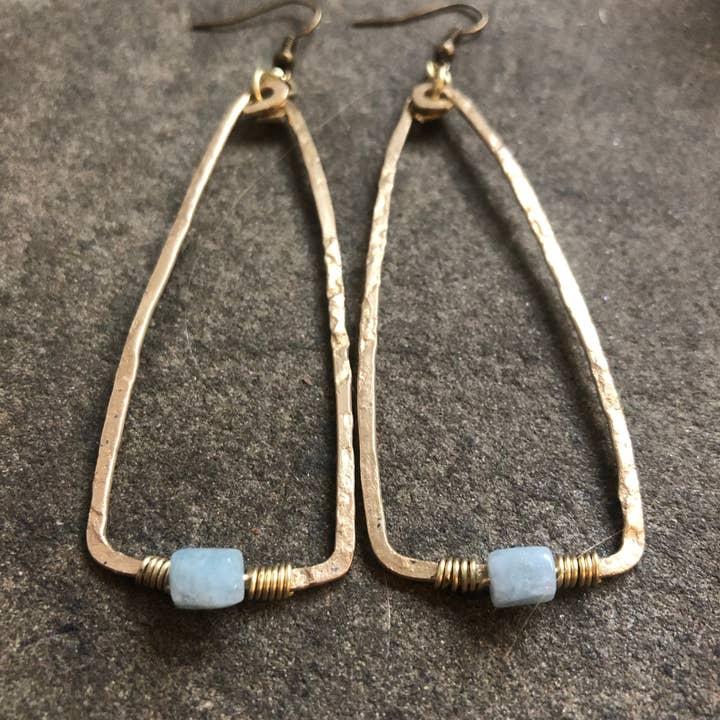 Aquamarijn messing driehoekige oorbellen voor wholesale door Kate Stephen Jewelry