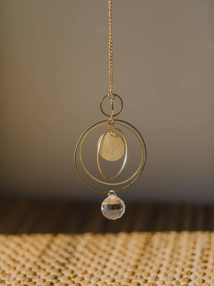 goldener runder Sonnenfänger mit Regenbogenkristall für den Großhandel von walnutandcherry