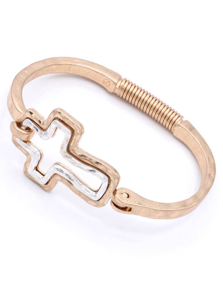 Minimalistische Armband met Kruis Uitsnede van Gehamerd Metaal voor wholesale door Mint & Shine