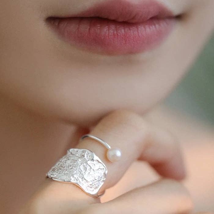 LanLivia - Vente Anneau/bague à empiler - Bague réglable en argent sterling avec texture et perle1
