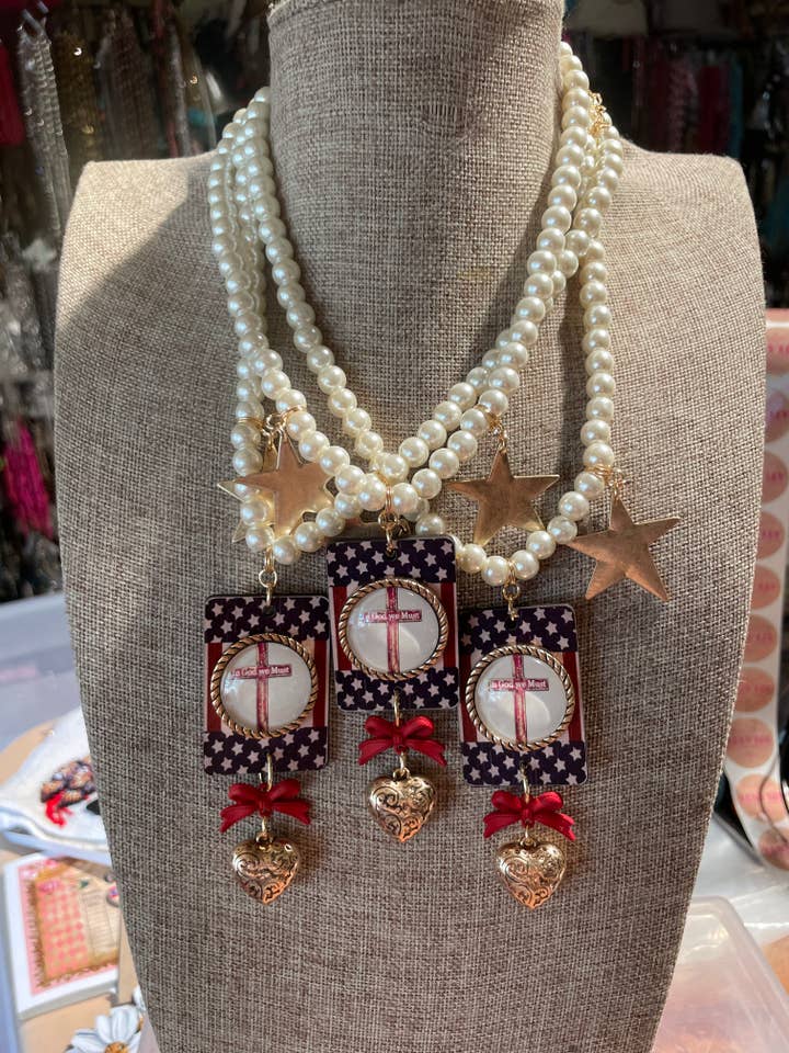 Collier de perles patriotiques In God We Must pour la vente par Gypsy South