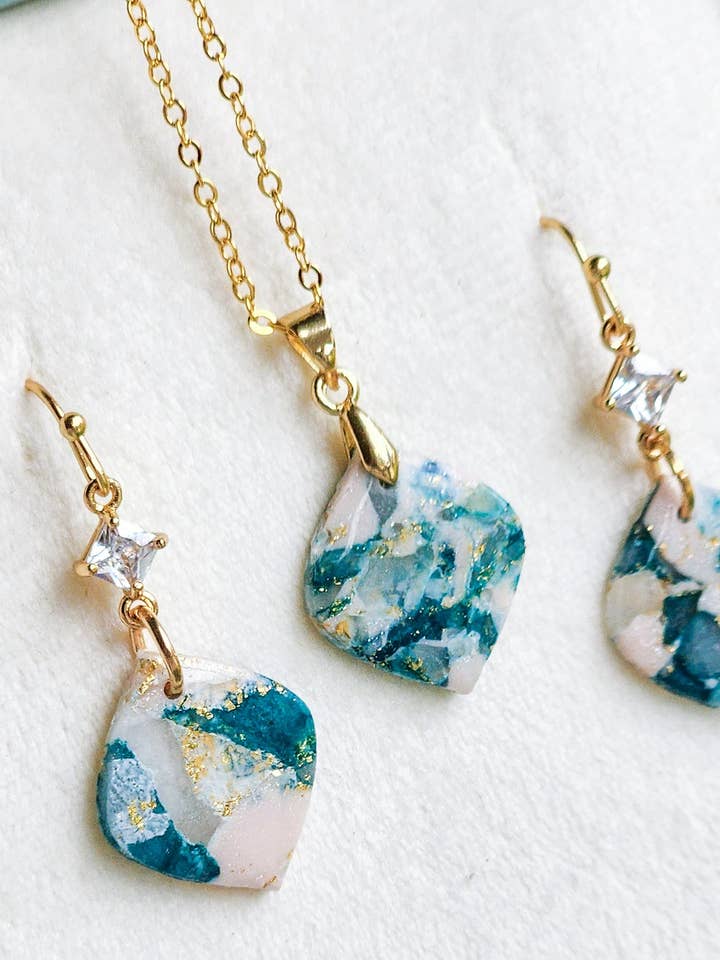 Collier en diamant rond vert printanier pour la vente par Marbled Maven