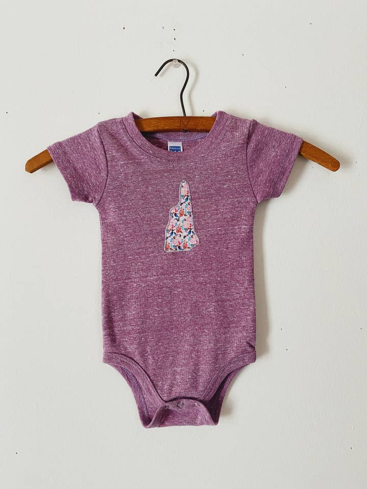 New Hampshire Bodysuit für Babys, Violett für den Großhandel von Vermont Tribe