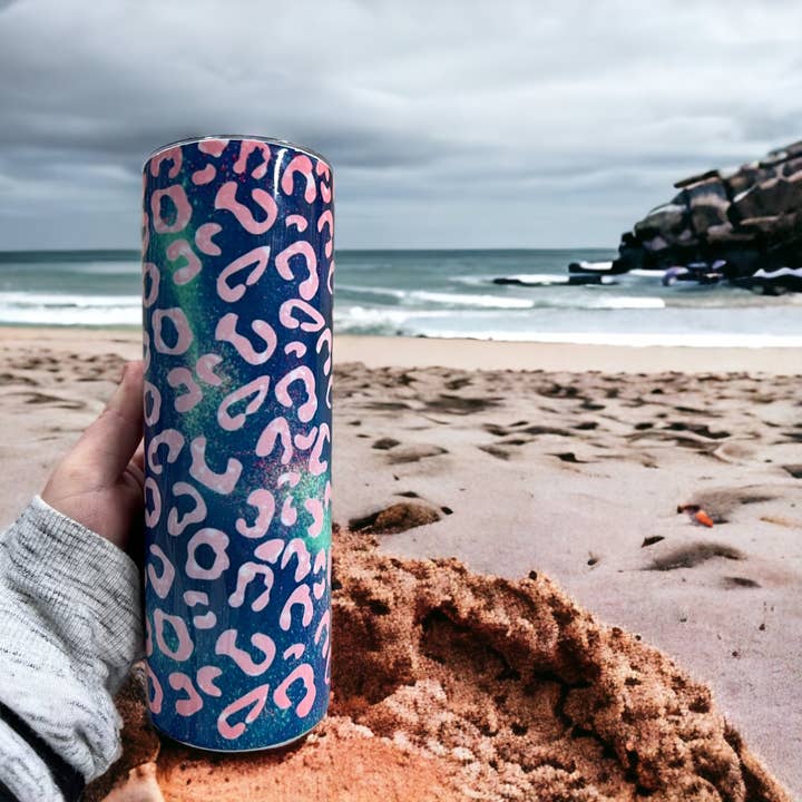 BICCHIERE CON STAMPA GHEPARDO ROSA E VIOLA DA 20 once per la vendita all'ingrosso da parte di Jaybird Boutique Co.