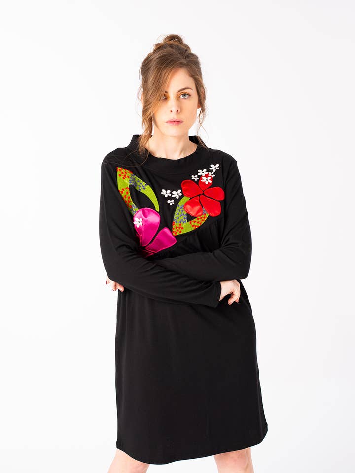 Abito nero a maniche lunghe. Abito Masterpiece per la vendita all'ingrosso da parte di Mamatayoe