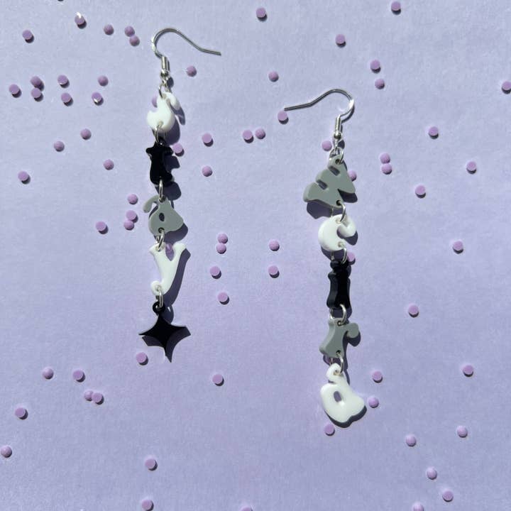 Stay Weird Hängeohrringe aus Acryl für den Großhandel von The Sweet Squid