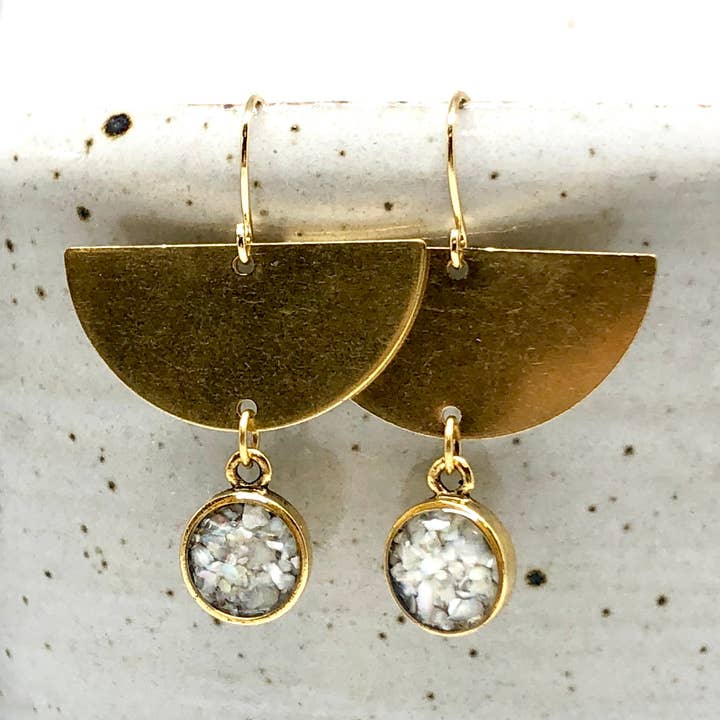 Orecchini mezza luna bay - madreperla per la vendita all'ingrosso da parte di June & Simple - by Hadas Kol