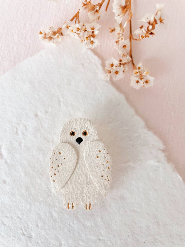 Sneugle Broche – hvidt og gyldent læder for engroshandel hos du vent dans mes valises