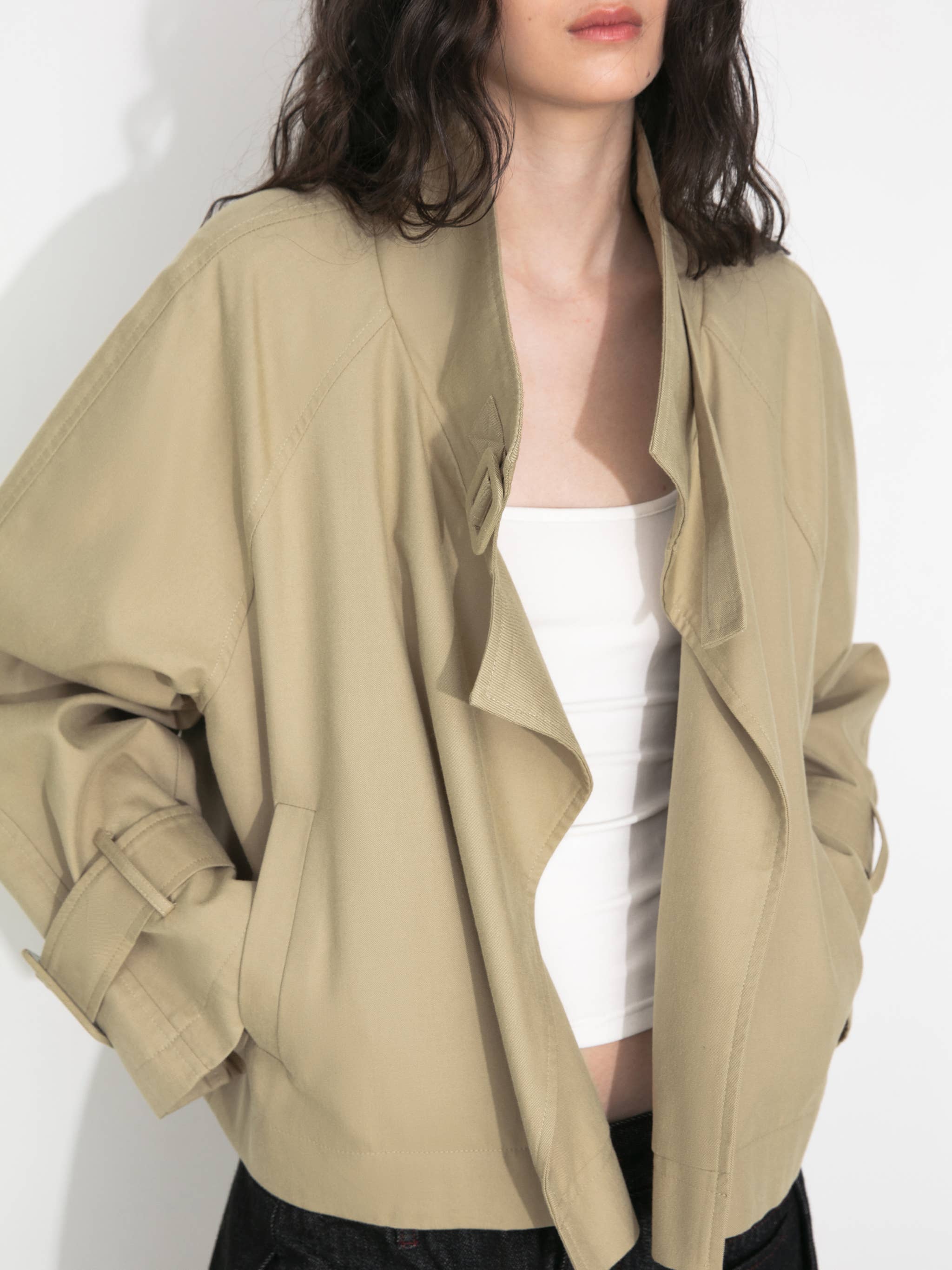 CUBIC – Großhandel Trenchcoat – Damen – Kurz geschnittener Trenchcoat mit Überlagerung vorne9