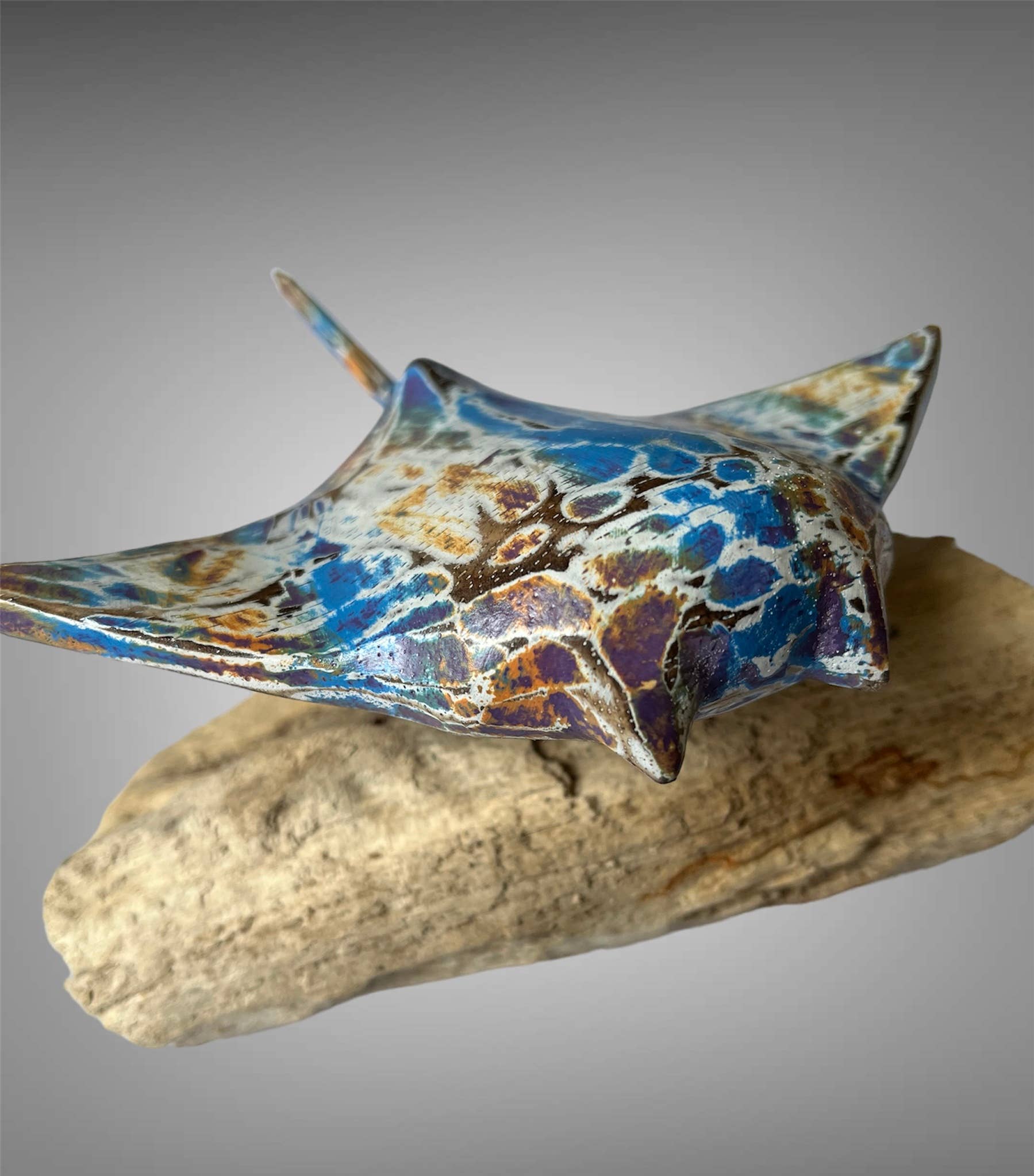 Batik Indah – Objeto de mesa decorativo por atacado – Arraia esculpida à mão e pintada em suporte à deriva.2