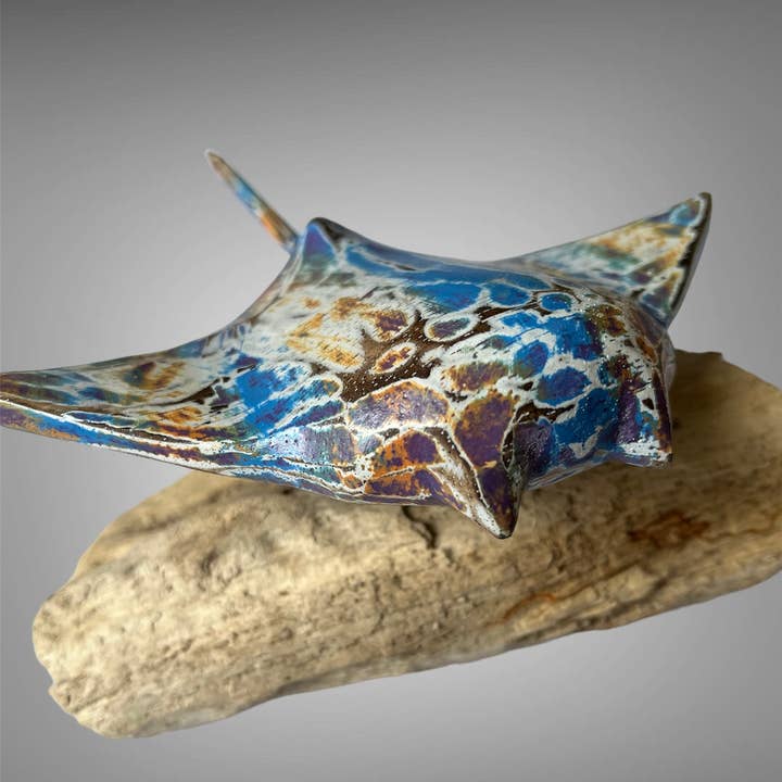 Batik Indah – Objeto de mesa decorativo por atacado – Arraia esculpida à mão e pintada em suporte à deriva.2