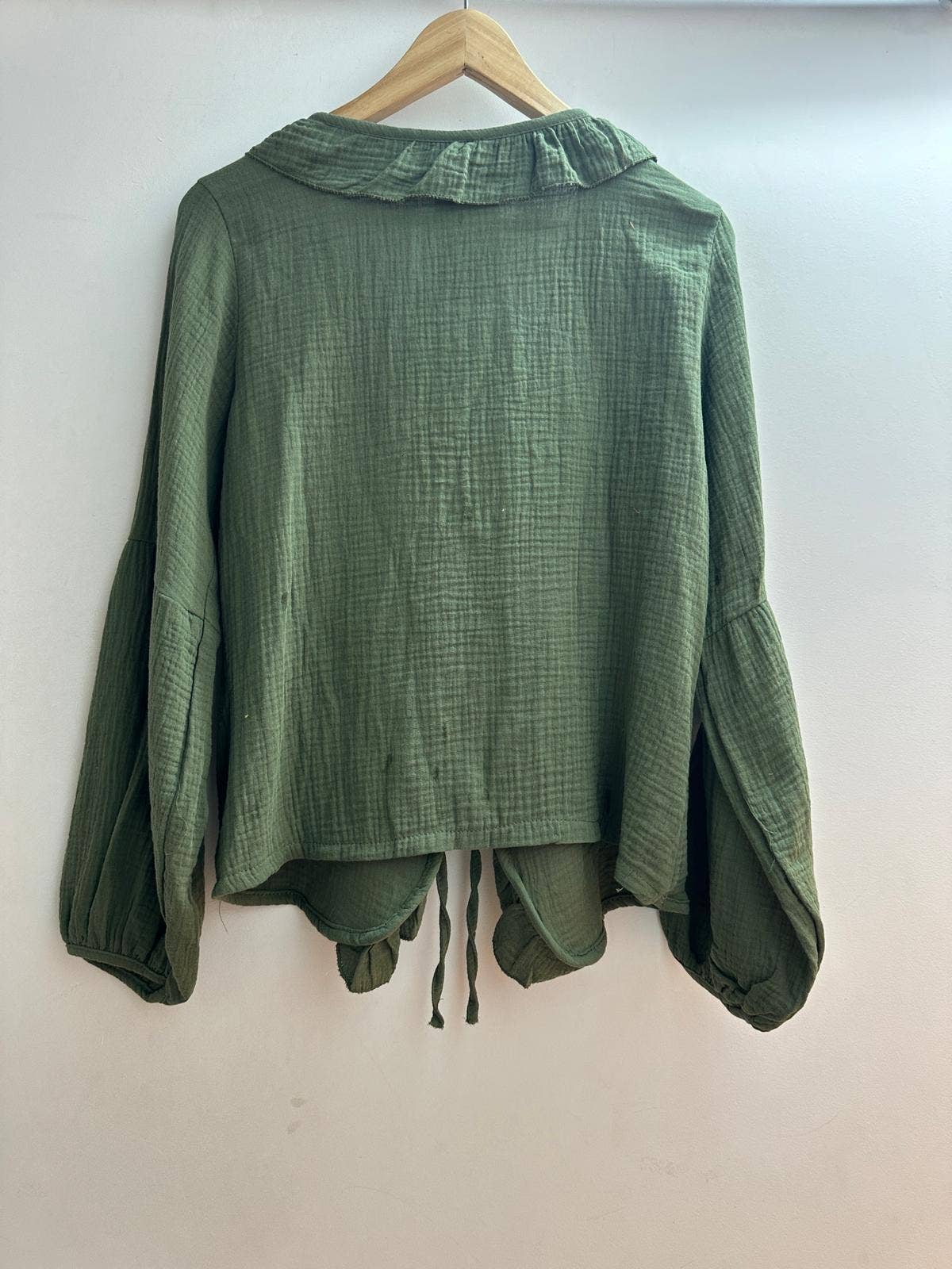 LORIANE – Camisa com botões no colarinho – Mulher por atacado – Camisa de algodão com amarração e nó, tamanho único10