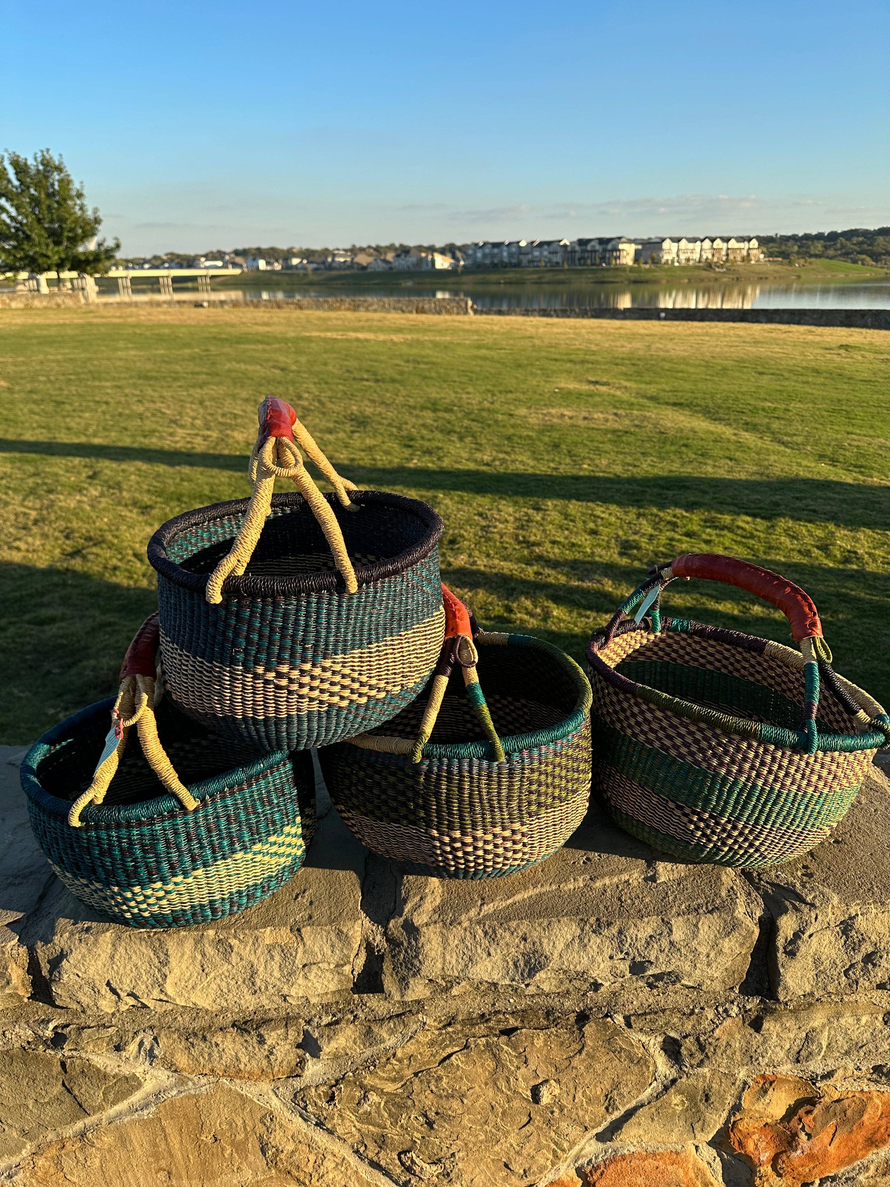 The African Home Goods – Engroshandel Kurv – Rund Bolga-markedskurv med læderindpakket håndtag1