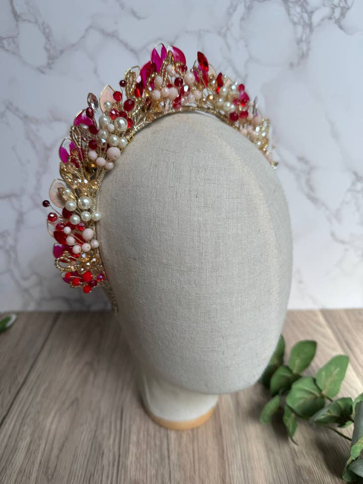 Corona appuntita da invitata di nozze rossa e beige per la vendita all'ingrosso da parte di Preciuspearls