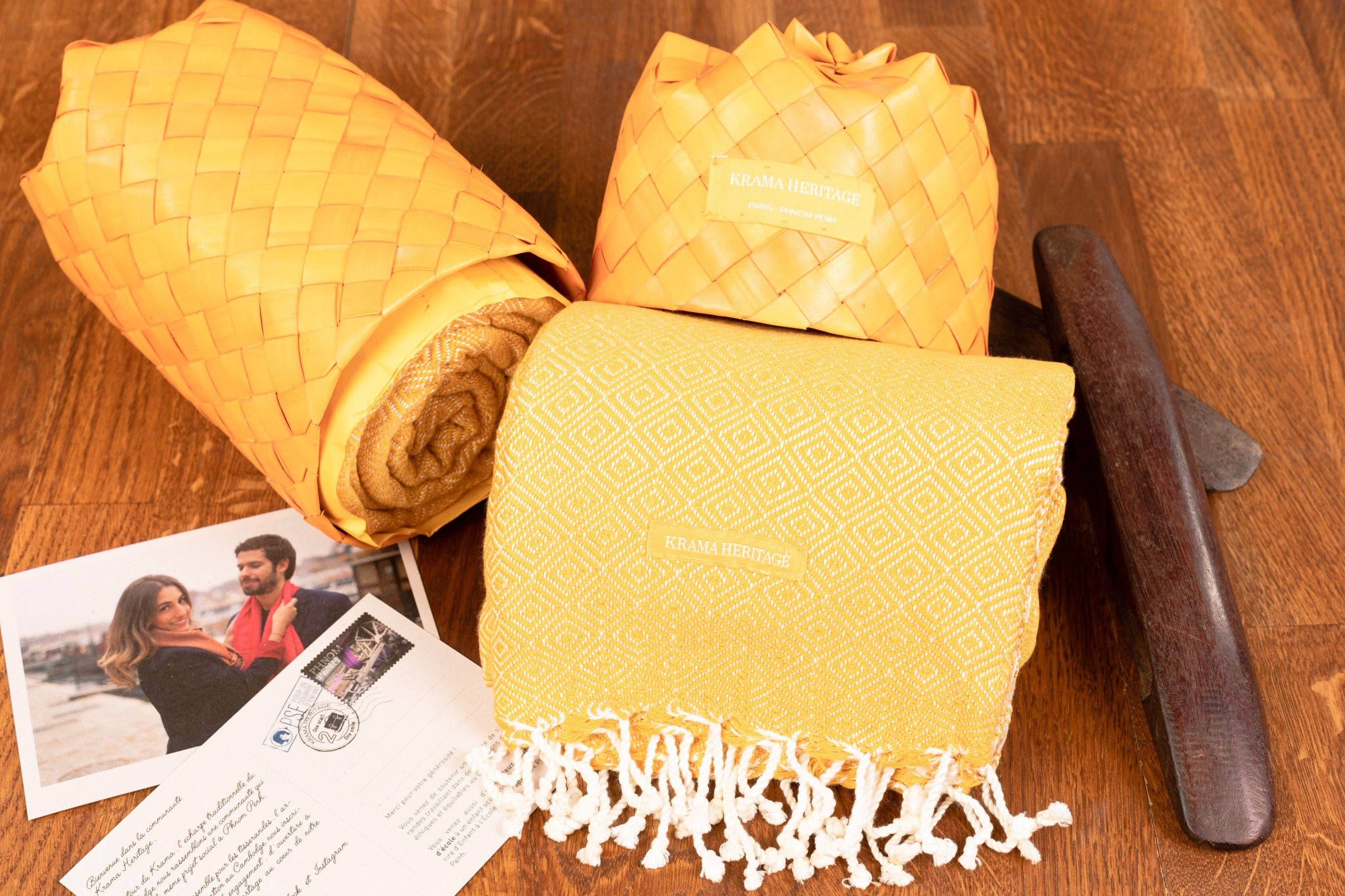 Krama Heritage – Cachecol - Mulher por atacado – O Grande Krama Quente Espesso Ouro na sua caixa de folha de palmeira - Mulher3