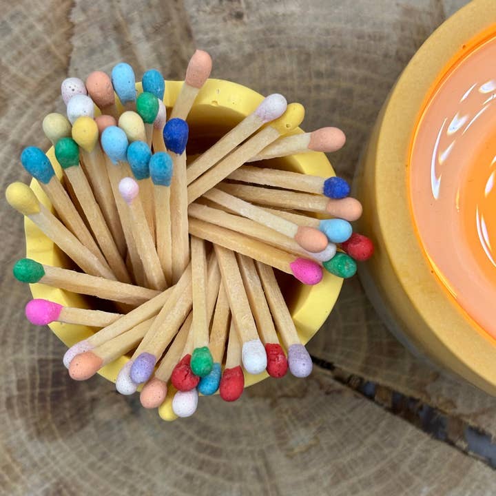 Amandyne Creations - Venta al por mayor Soportes para cerillas - Tarro de cerillas de colores con rascador integrado