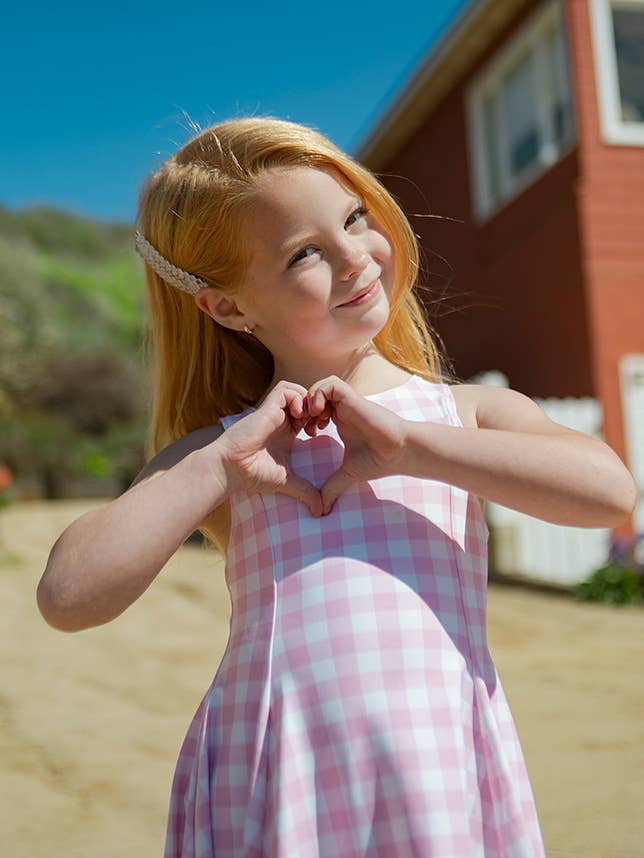 B A R B I E – Meisjes roze gingham jurk voor wholesale door Young at Hart