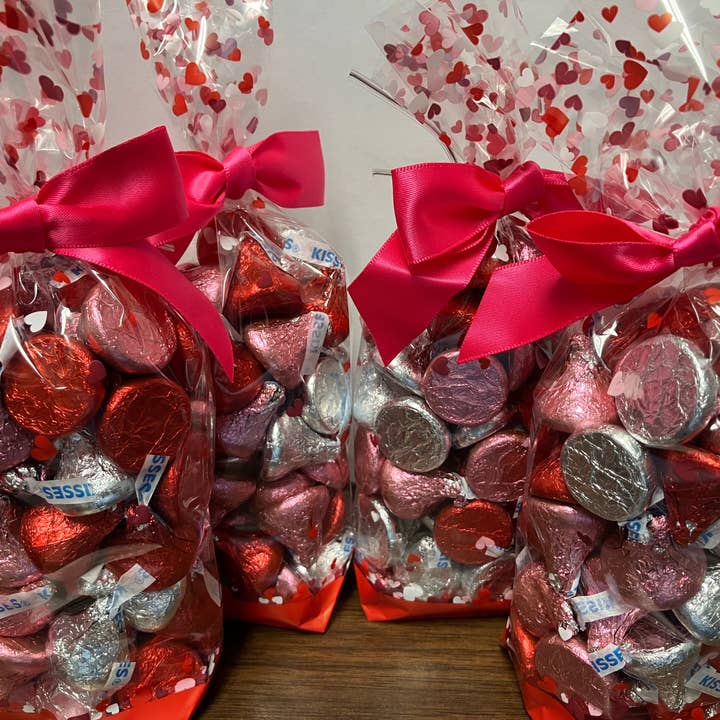 Confezione da 4 sacchetti di Baci di San Valentino di Hershey's per la vendita all'ingrosso da parte di Bear Creek Candy Kitchen