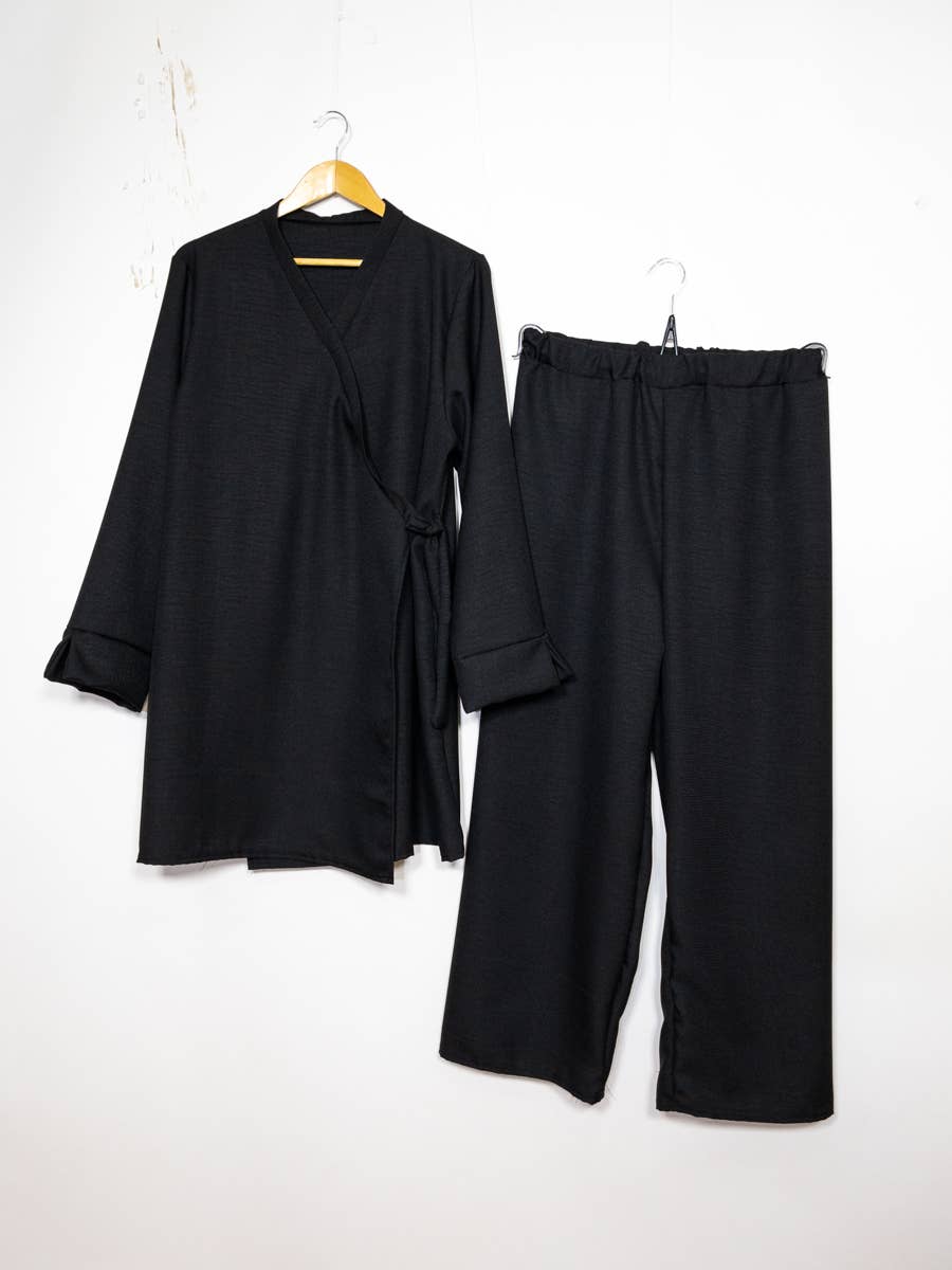 IDEAL OUTFIT – Großhandel Set aus Oberteil und Hose (NICHT Loungewear) – Damen – Abaya-Set mit überkreuztem Oberteil und seitlichen Knoten0