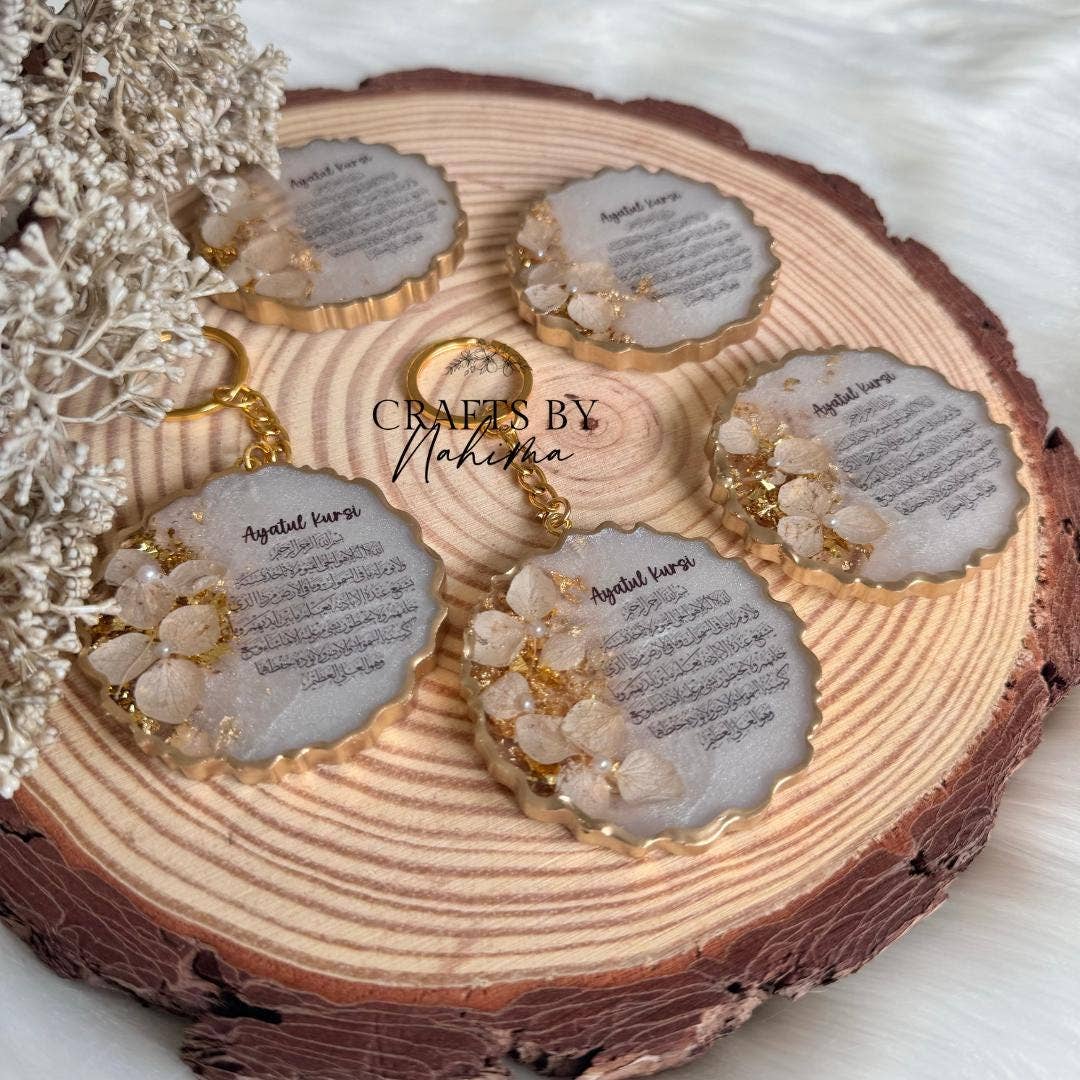 CraftsbyNahima – wholesale Keychain – Women's – Ayatul Kursi Resin Keychain: Dried Hydrangea & Pearl Detail4