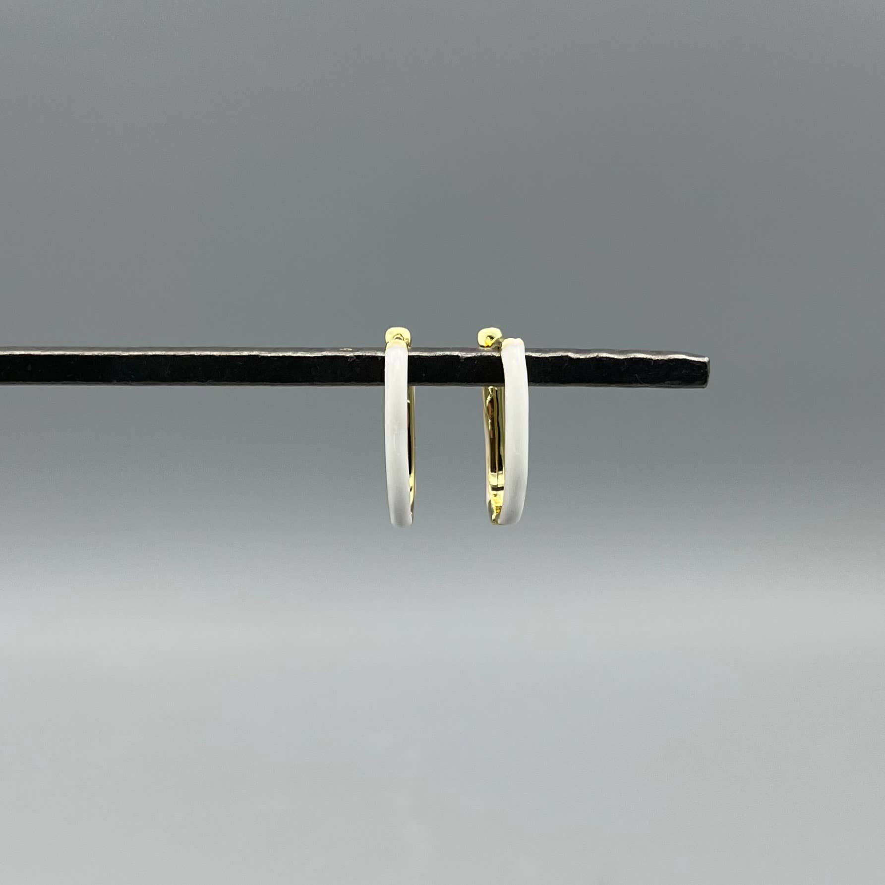 Something Silver - Vendita all'ingrosso Orecchini a cerchio - Orecchini a cerchio con chiusura a scatto e maglie oblunghe smaltate6