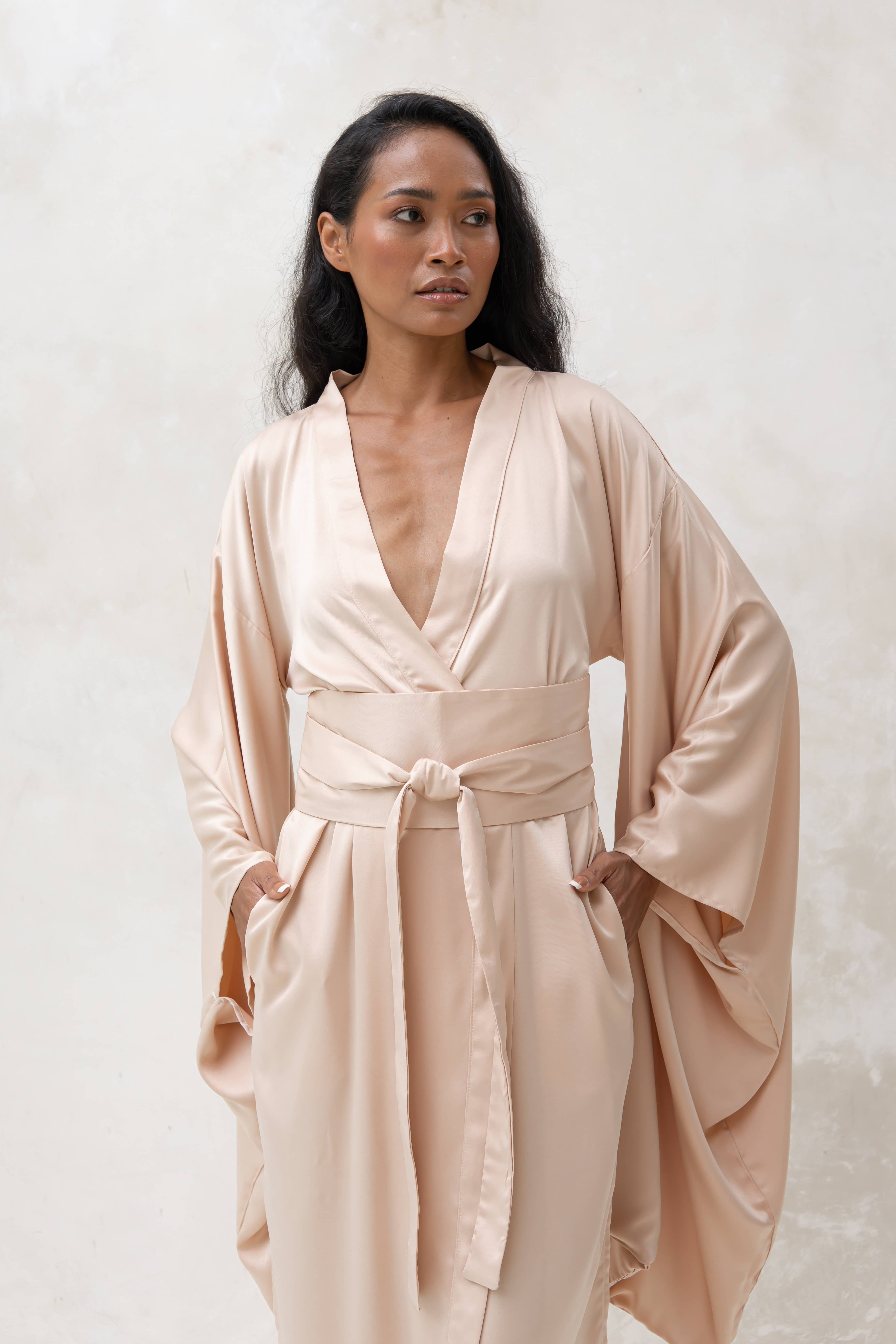 IDENTITY LINGERIE – Großhandel Bademantel – Damen – Langer Seidenkimono aus Satin für Damen – Brautkleid und Morgenmantel3