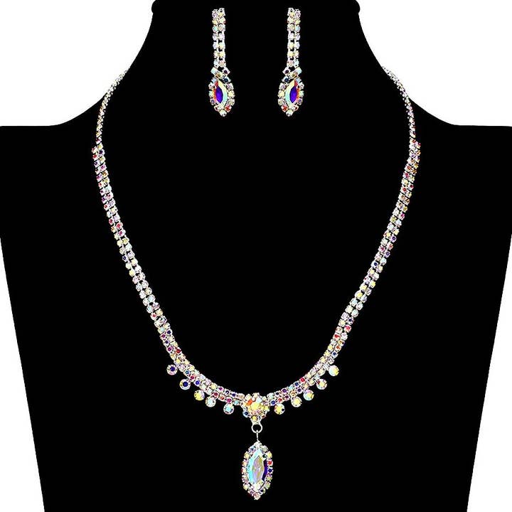 Ensemble de colliers en forme de losange audacieux avec coupe en U et strass pour la vente par Diacly