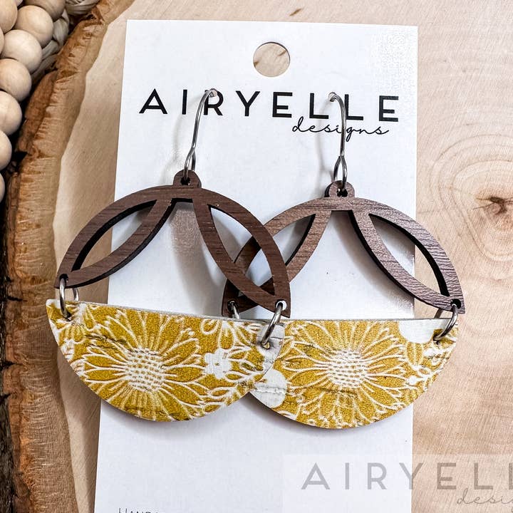 Sommergul kork + lædertræ kronbladbue øreringe for engroshandel hos Airyelle Designs