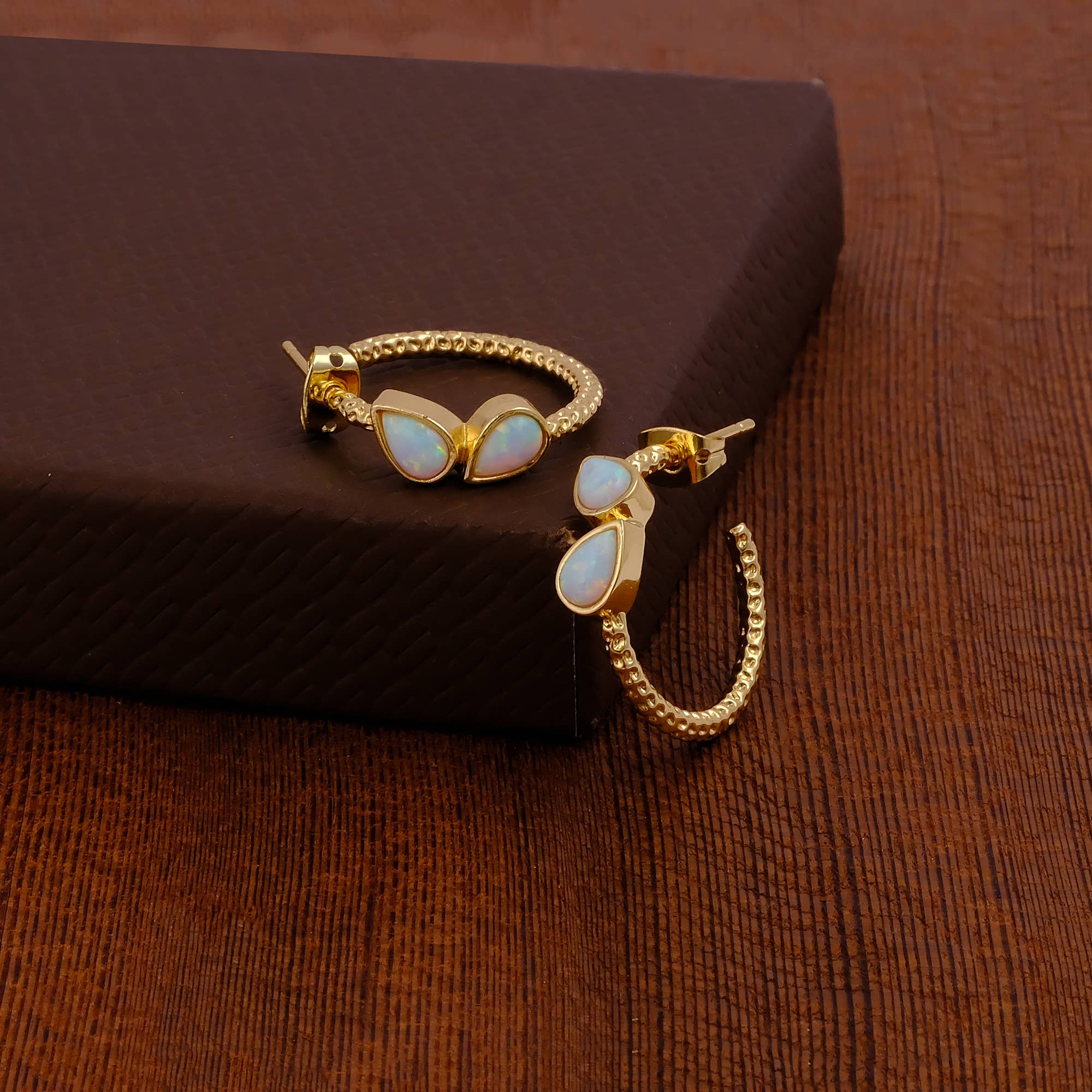 El Joyero - Vente Créoles - Boucles d'oreilles en opale de feu avec cercle texturé plaqué or et clou en opale.