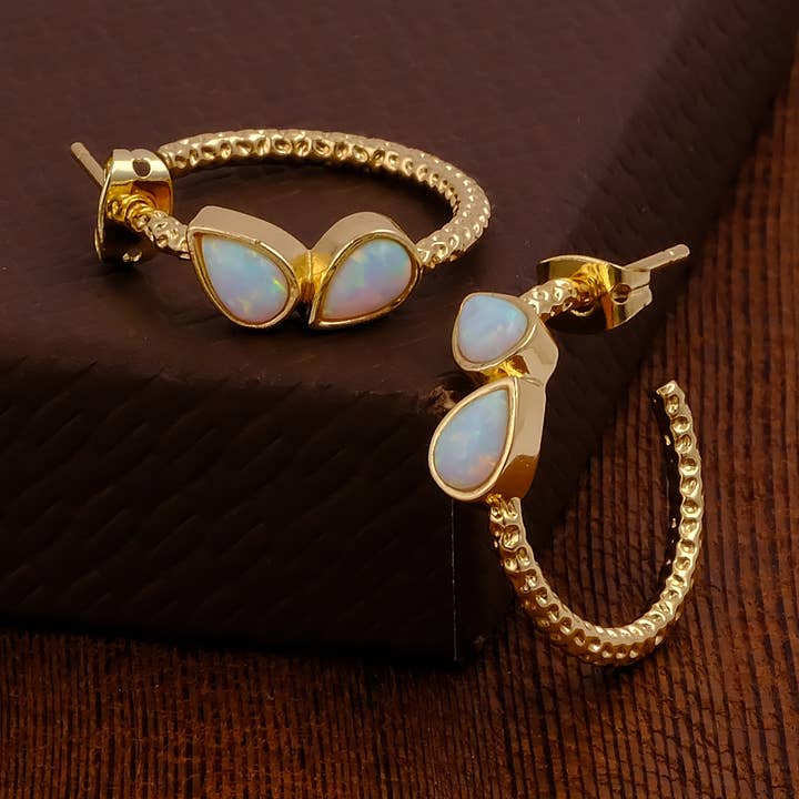 El Joyero - Vente Créoles - Boucles d'oreilles en opale de feu avec cercle texturé plaqué or et clou en opale.0