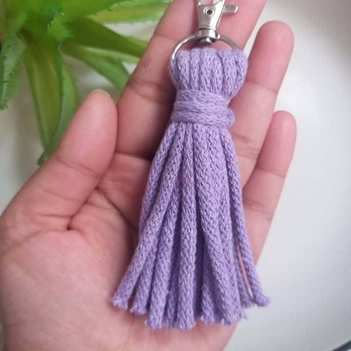 LLAVERO CON BORLA MORADA para venta al por mayor de ARTESANIA