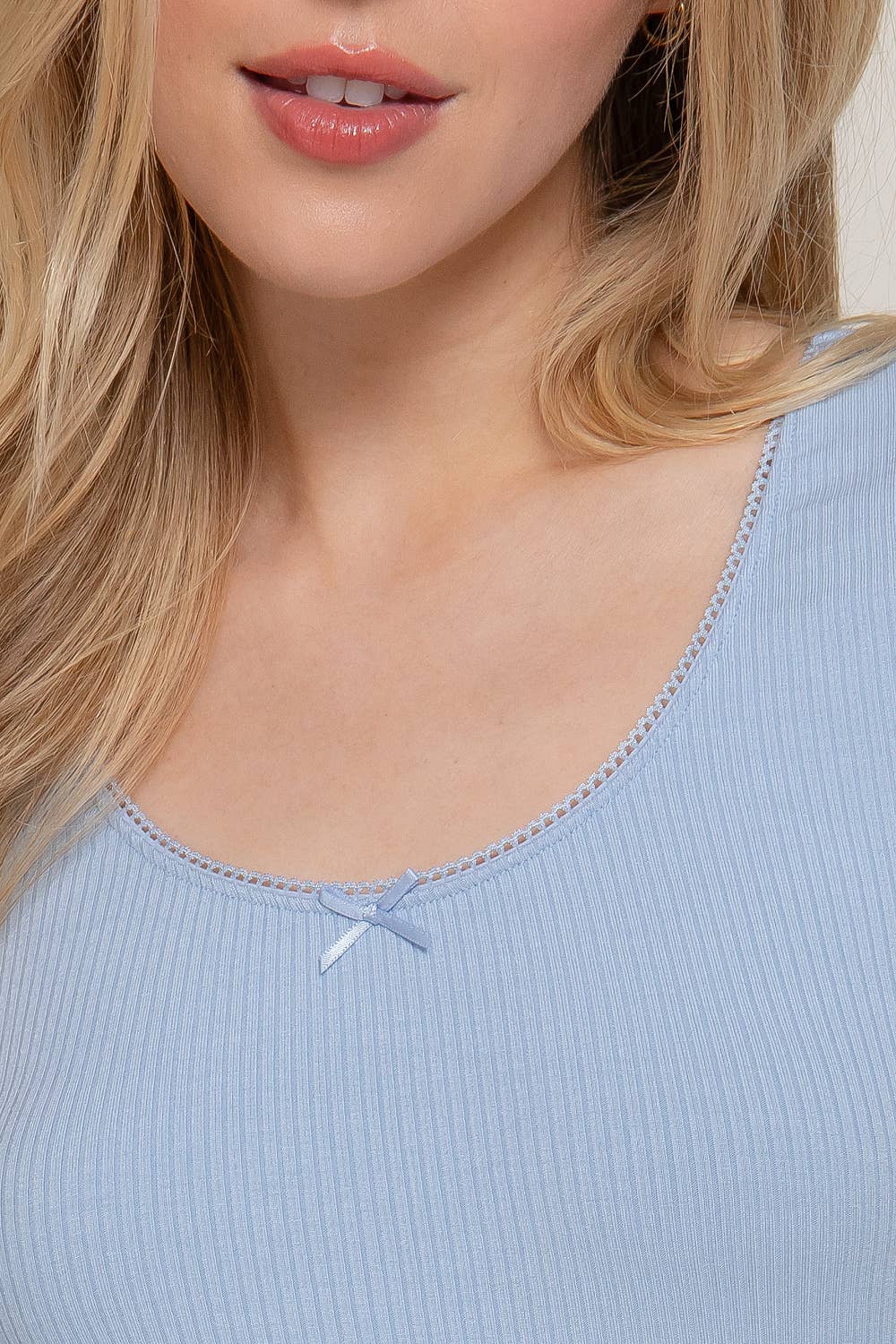 Active Basic | Active USA – wholesale Stickad topp - Dam – Kortärmad topp med rund halsringning, spets och satinrosett i ribbstickat tyg9