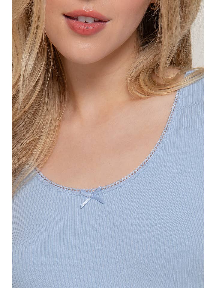 Active Basic | Active USA – wholesale Stickad topp - Dam – Kortärmad topp med rund halsringning, spets och satinrosett i ribbstickat tyg9