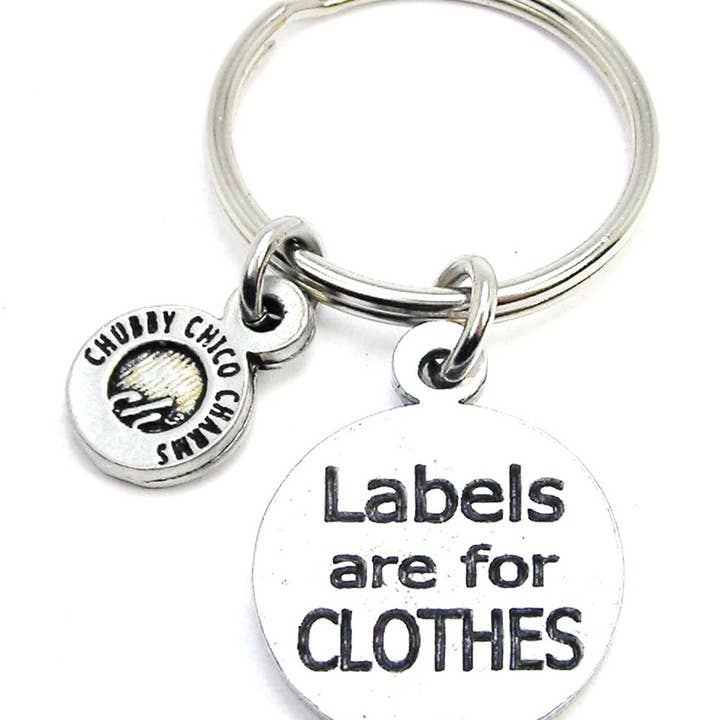 Les étiquettes sont pour les vêtements porte-clés pour la vente par Chubby Chico Charms