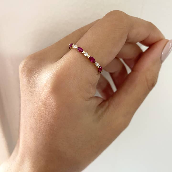 Fede nuziale in rubino e diamante per la vendita all'ingrosso da parte di Kimiya Designs