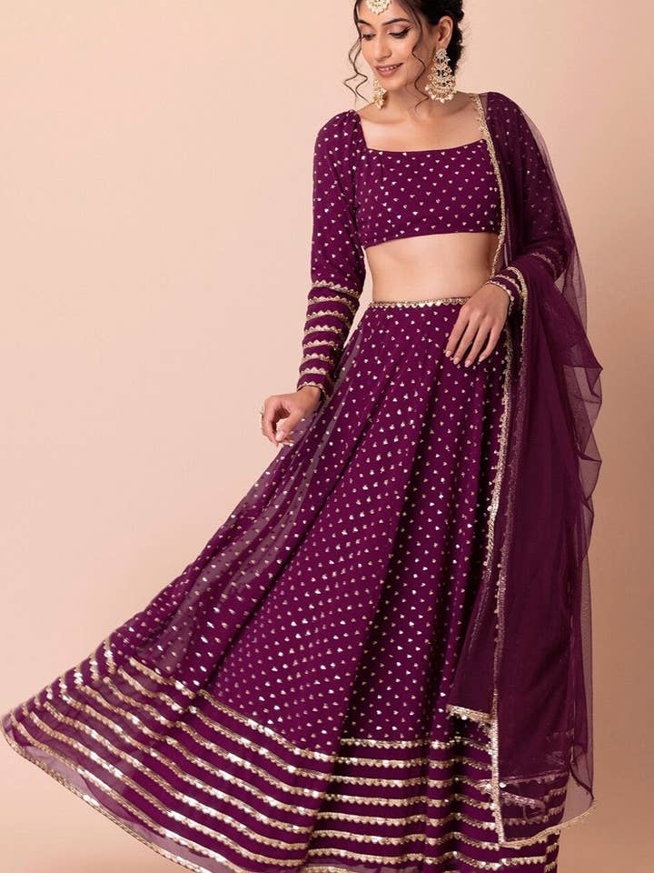 Vinho Georgette Lehenga Choli para Festivais Indianos e Vestidos de Casamento Paquistaneses - Trabalho de Bordado com Lantejoulas, Trabalho de Zari por atacado de HATKE BRIDE