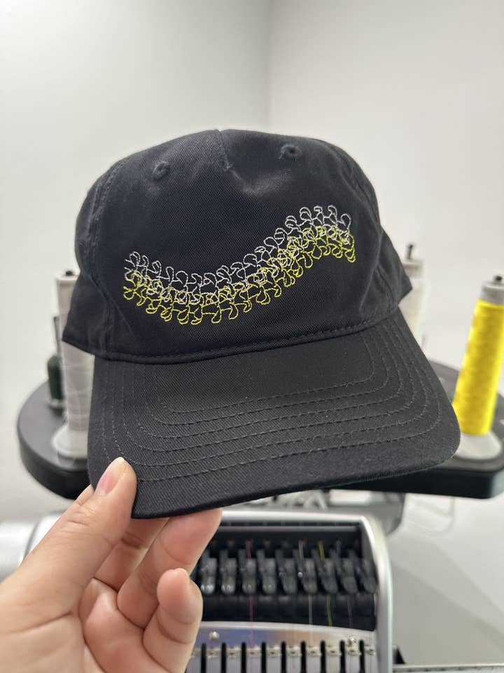 Casquette de baseball 5 panneaux en coton biologique avec fleur de Puakenikeni pour la vente par HI Family