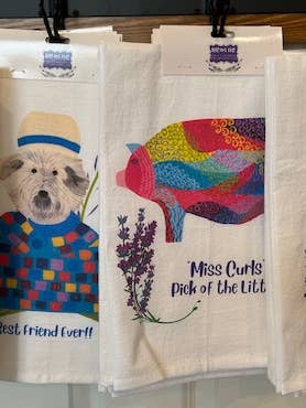 Miss Curls PIG Geschirrtuch, 100% Baumwolle, in den USA bedruckt. Lokal für den Großhandel von KSC Art, LLC