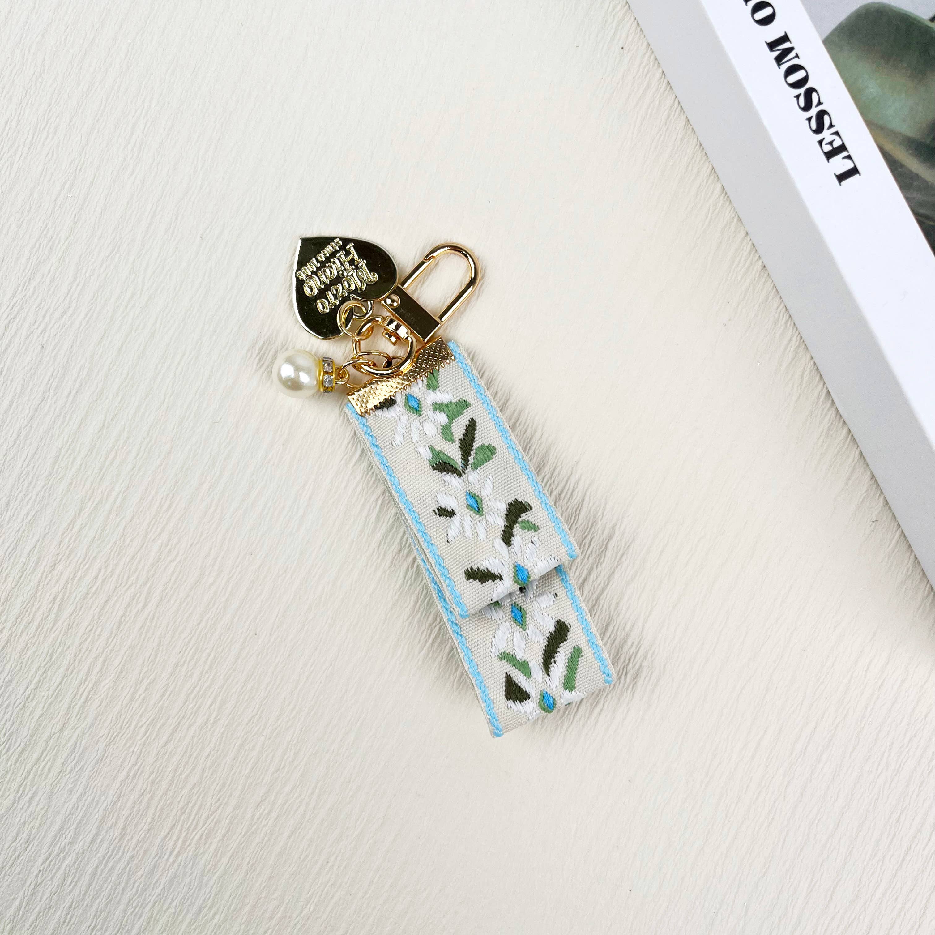 SoapElenGlen - Vente Porte-clés – femme - Porte-clés feuilles et ruban perlé0