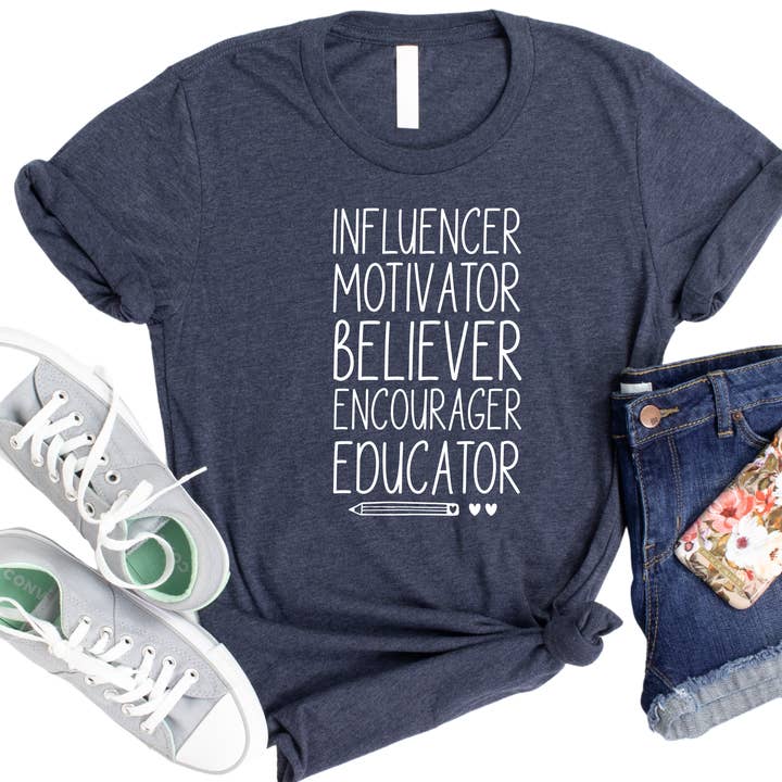 Influencer Motivator Believer Educator Tröja - Inspirerande Lärar-T-shirt - Motiverande Grafisk T-shirt för Lärare - Lärargåva för wholesale av Epic Life - Designed