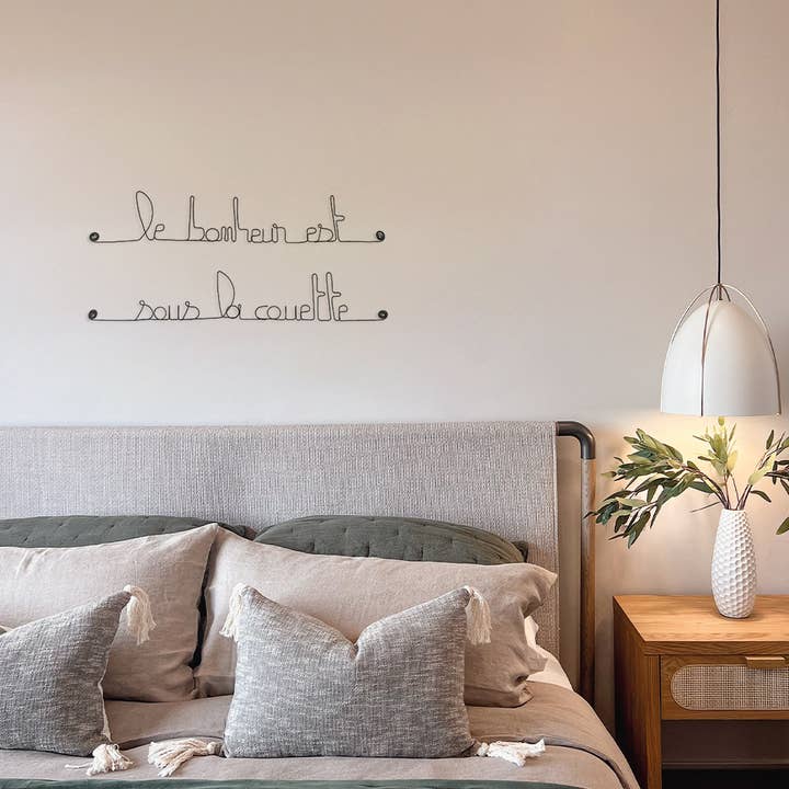 Wire quote “Happiness is under the duvet” for wholesale by Bijoux de Mur