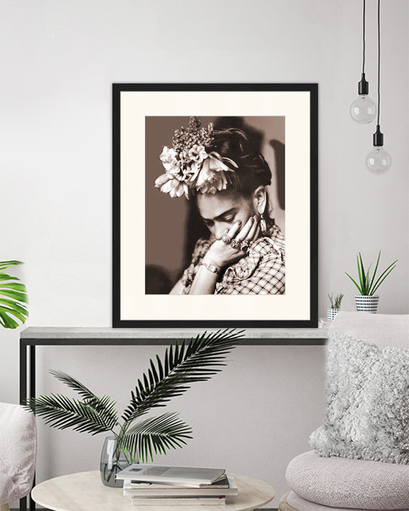 Nero Stampa artistica con immagine di Frida Kahlo con cornice in vendita all'ingrosso su Faire9