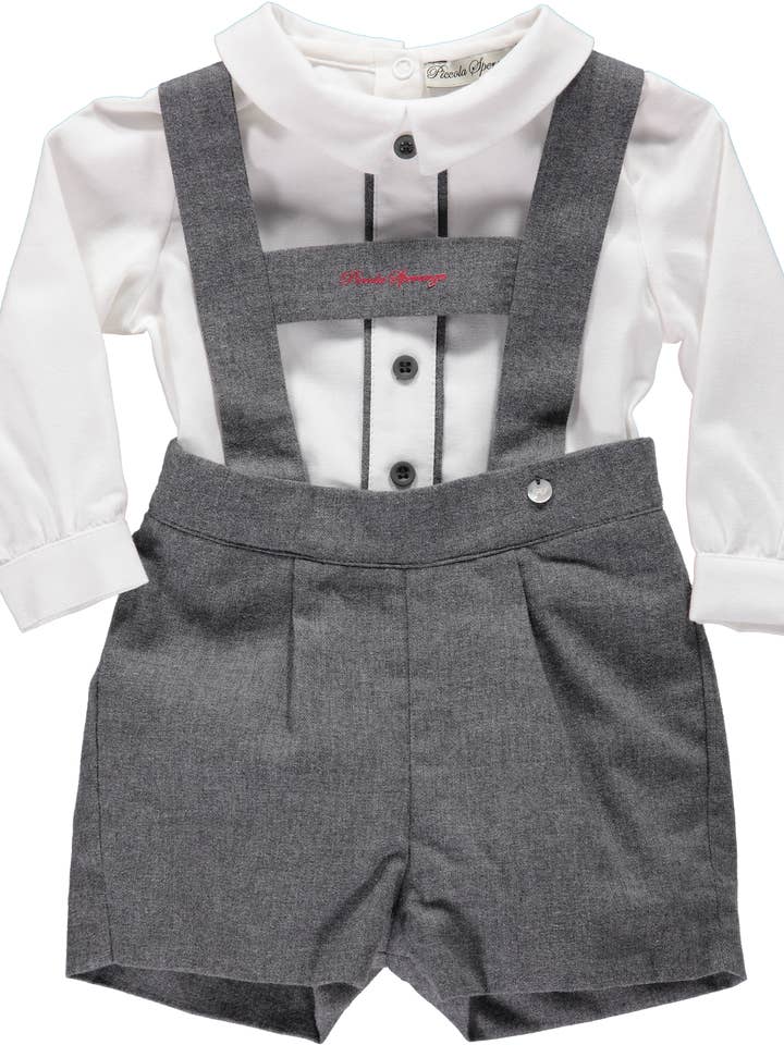 Ensemble de chemise blanche et short gris avec bretelles pour la vente par Piccola Speranza