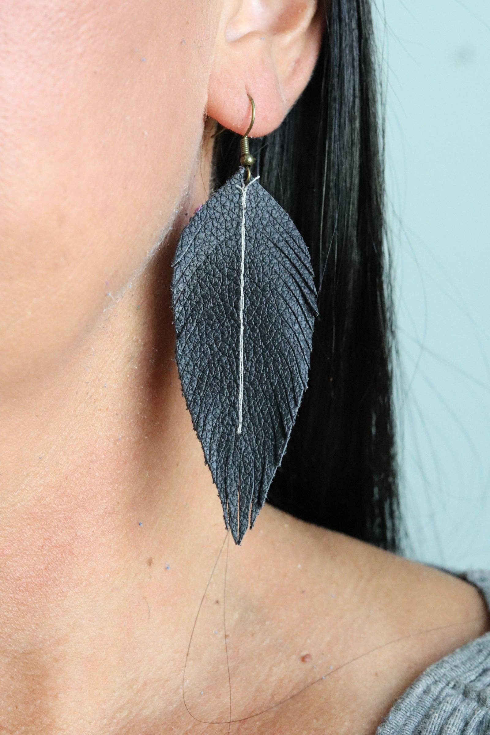 Inspired by Jenna - Venta al por mayor Pendientes colgantes - Pendientes de plumas de cuero negro (4 tamaños)5
