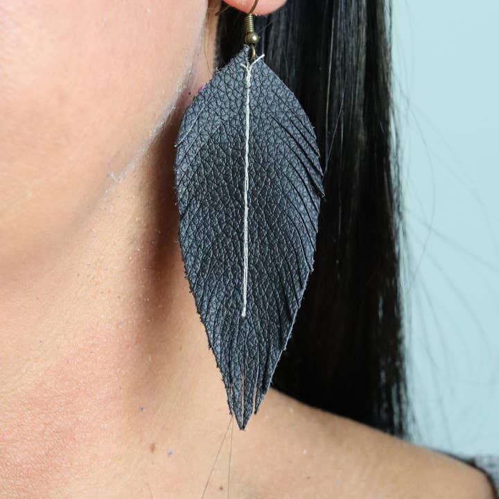 Inspired by Jenna - Venta al por mayor Pendientes colgantes - Pendientes de plumas de cuero negro (4 tamaños)5