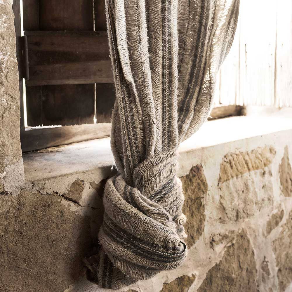 Naturlig Jakob hørgardin med naturlige og kulstribede detaljer og læderstropper for engroshandel på Faire7