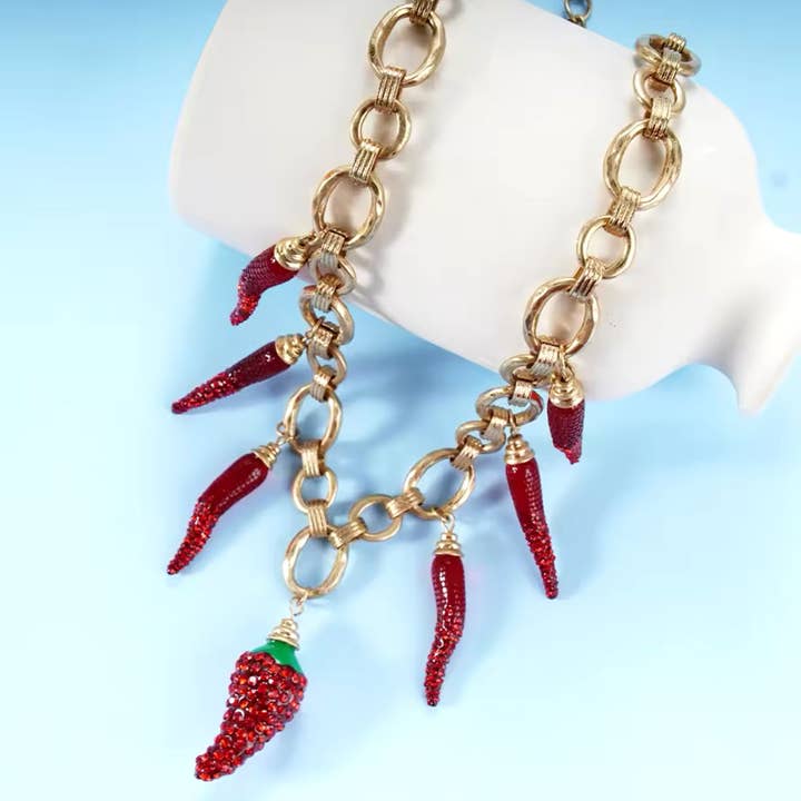 Vergoldete Halskette mit roten Chilischoten als Anhänger | Erika Williner Designs für den Großhandel von Erika Williner Designs