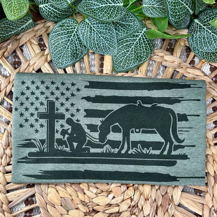 Uomo in ginocchio e maglietta con cavallo per la vendita all'ingrosso da parte di Vs design shop boutique