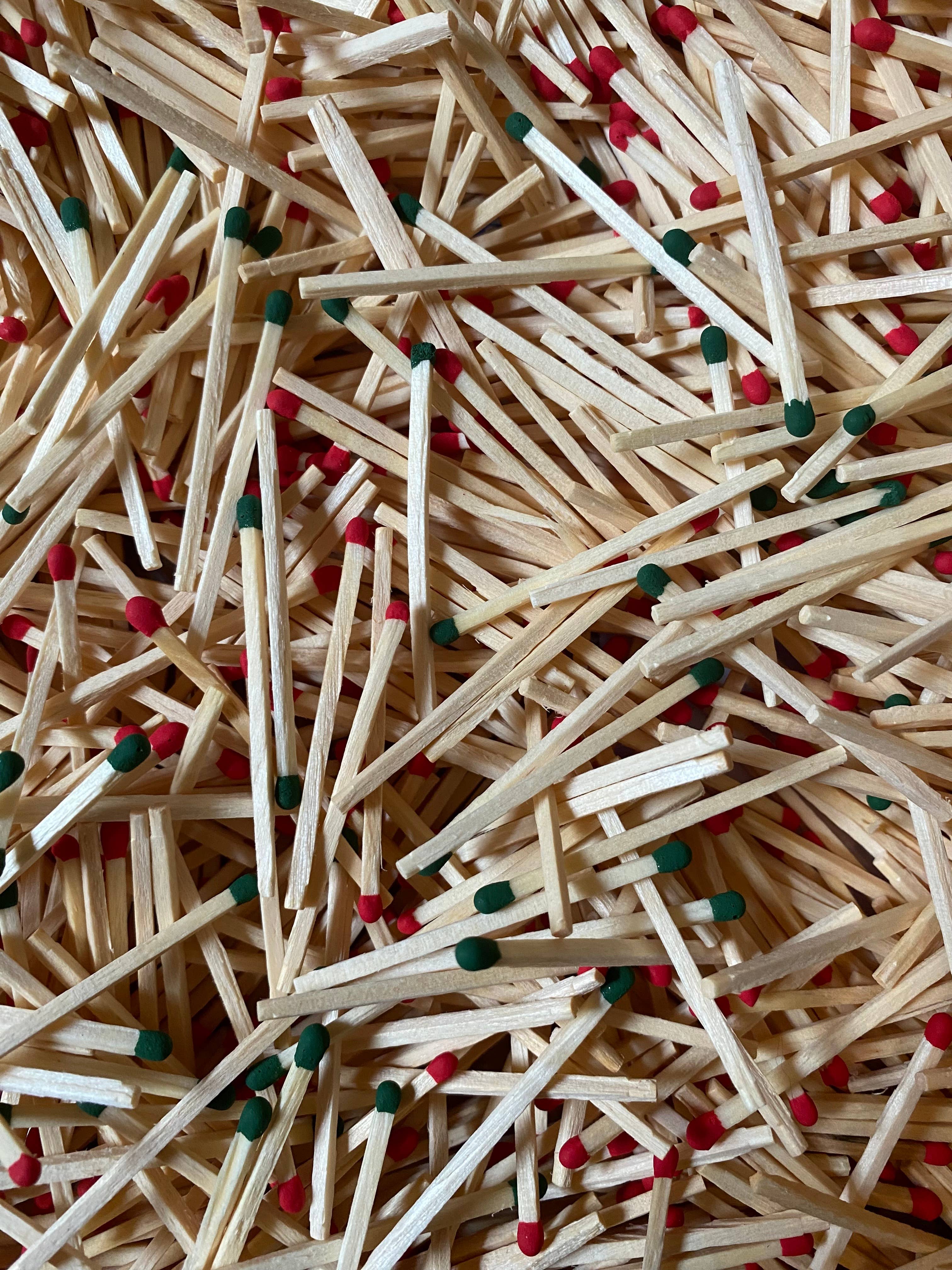 Candle Cabana – wholesale Tändsticka – 25 julfärgade tändstickor med färgade ändar i glasflaska med kork och tändyta2