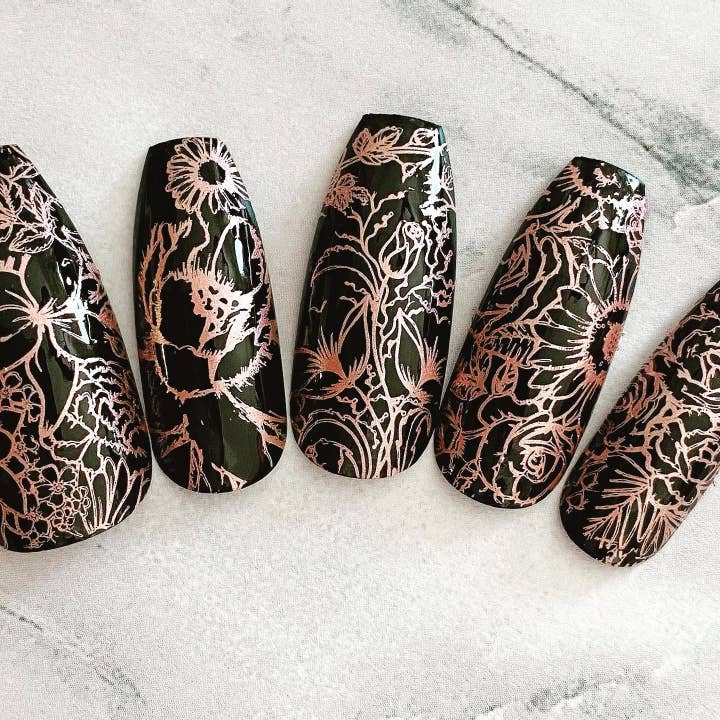 Space Witch Nails – wholesale Lösnaglar – Nahuange-inspirerade Rose Gold Svart Blommig Rosegold naglar1
